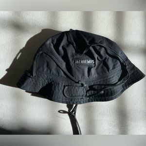 JACQUEMUS bucket hat.